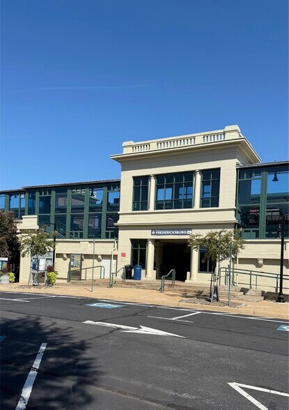 Building Photo - 2110 Caroline St