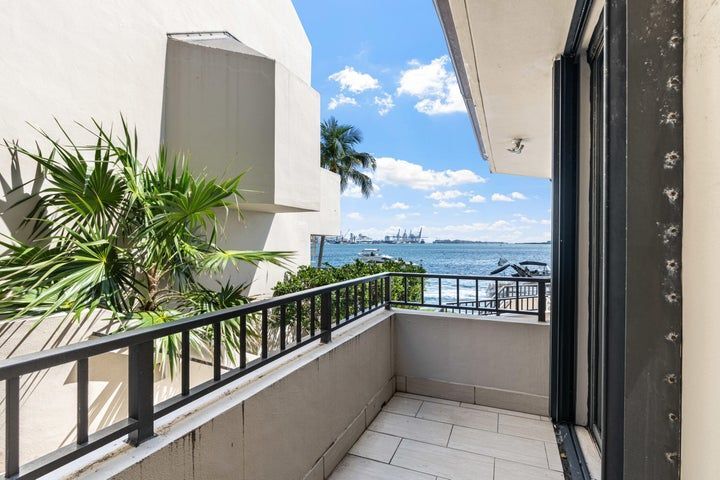 Building Photo - 520 Brickell Key Dr