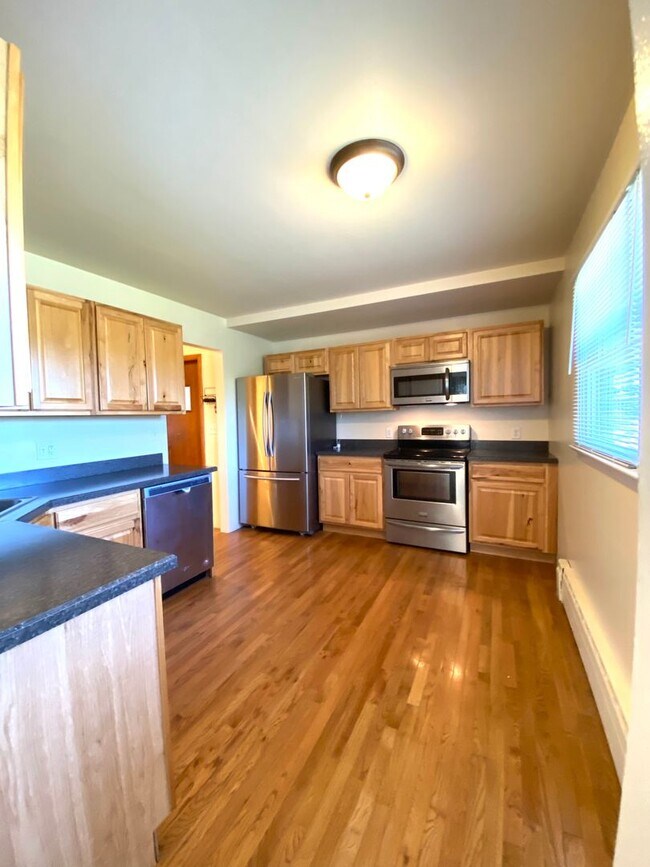 Building Photo - Bright & Breezy 3BR Ranch Ulster Park