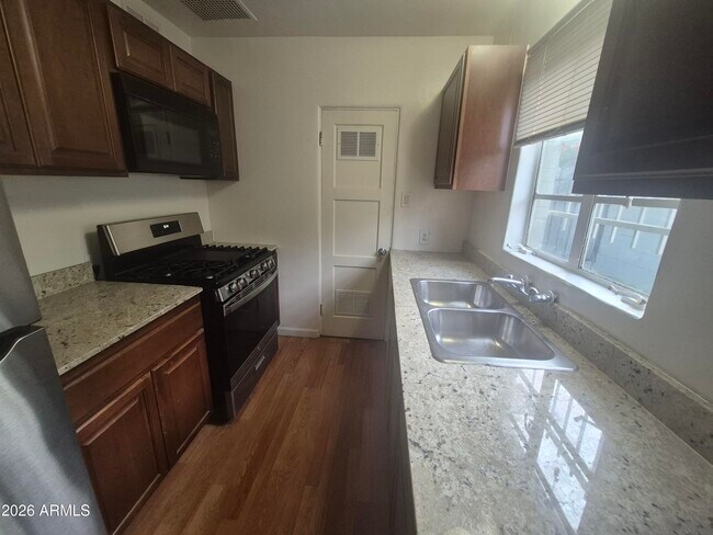 Building Photo - 602 E San Juan Ave