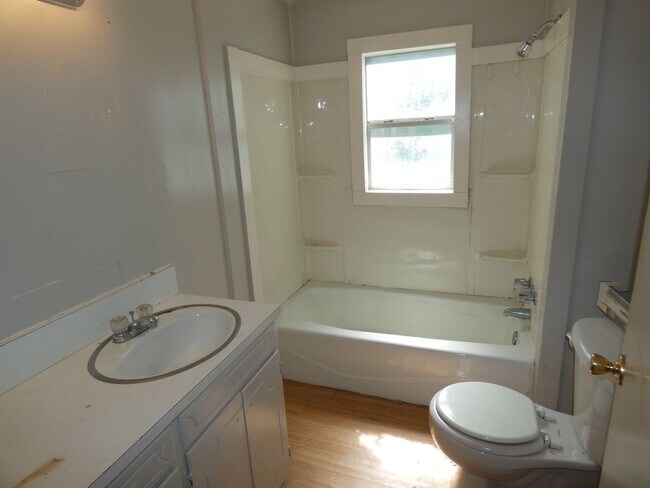Building Photo - 3 bedroom, 2 bath