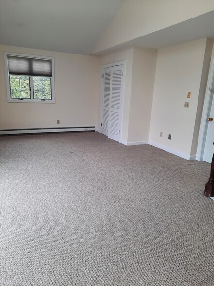 Building Photo - 715 Main St