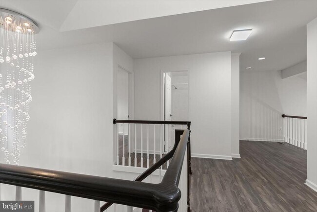 Building Photo - 1550 McLean Commons Ct