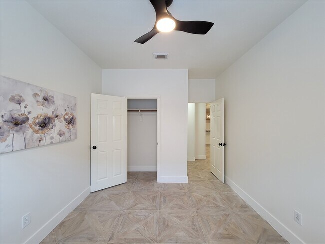 Building Photo - 218 Windrift Ct