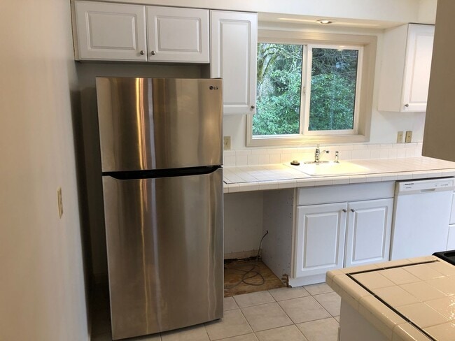 Building Photo - Updated 3 bedroom 3 bath house in Eugene!