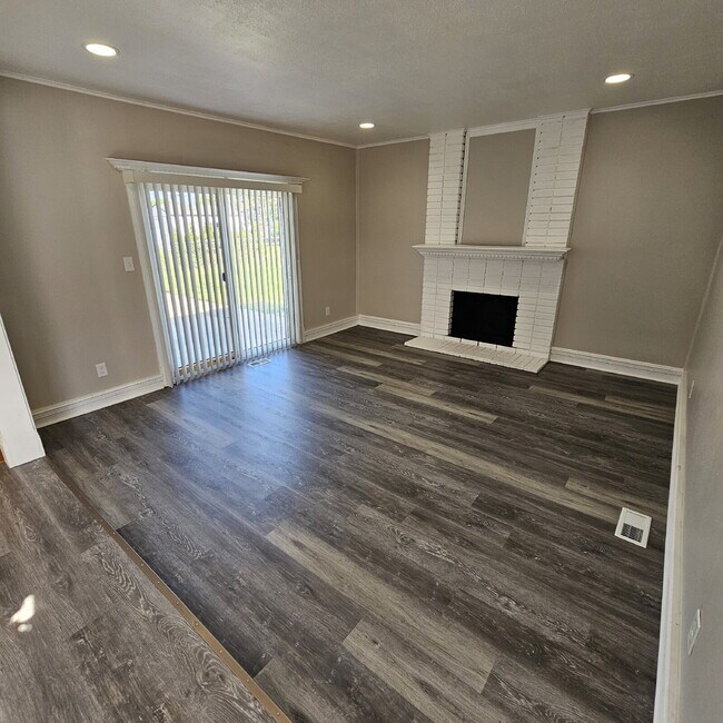 Building Photo - Updated 2 Bedroom Ranch with Open Living Room that Flows Through Kitchen, Dining Area to Great Ro...