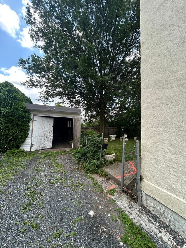 Building Photo - 936 Parkside Ave.