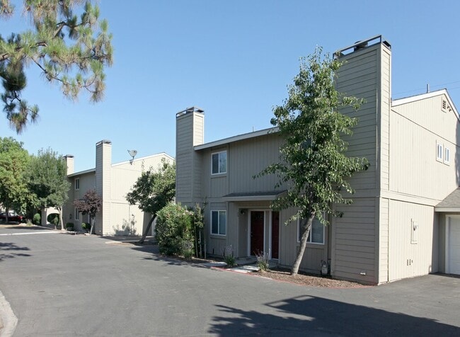 Building Photo - 232 N Lemoore Ave