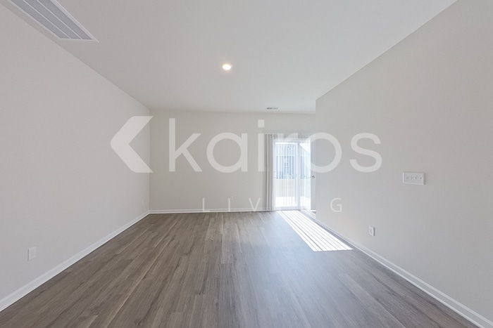 Building Photo - 2461 Banyan Cir