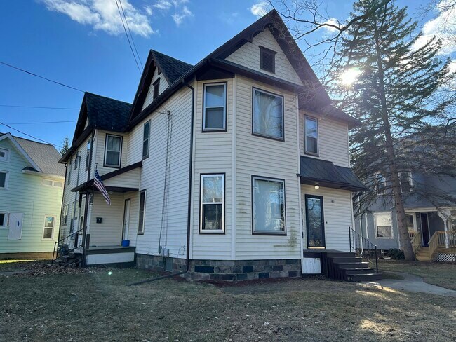 Primary Photo - 218 E Erie St