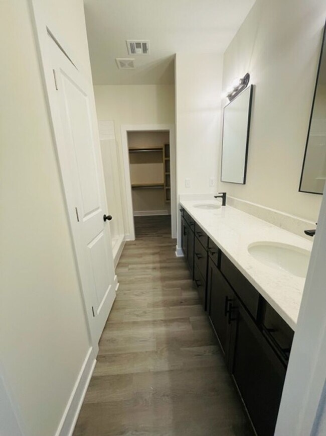 Building Photo - 1632/34 Hickory Creek