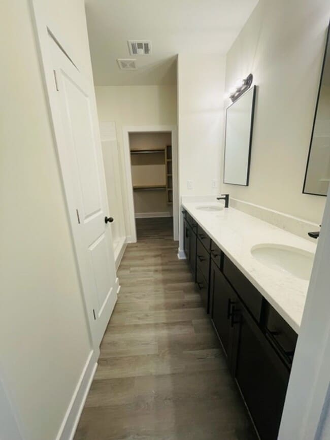 Building Photo - 1638/40 Hickory Creek