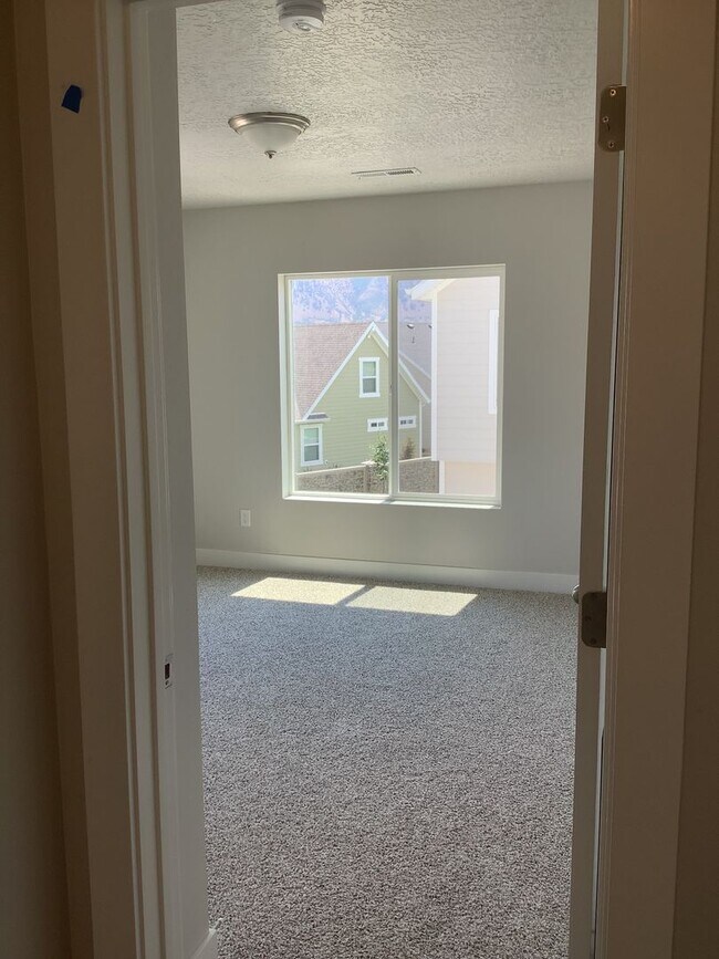 Building Photo - Townhome in Prime Spanish Fork Location