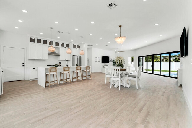 Building Photo - 1248 N Harbor Dr