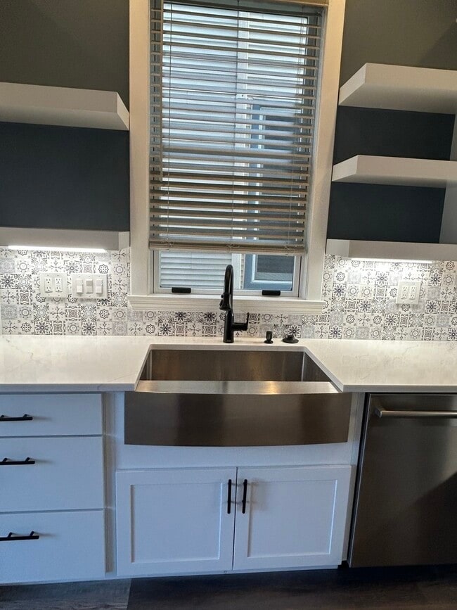 Building Photo - 1926 W Warner Ave