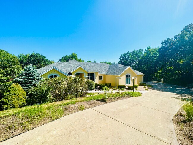 Building Photo - {6411} Enchanted Lake Estates + Updated Kitchen, Fresh Paint Throughout +  Main Floor Primary Bed...