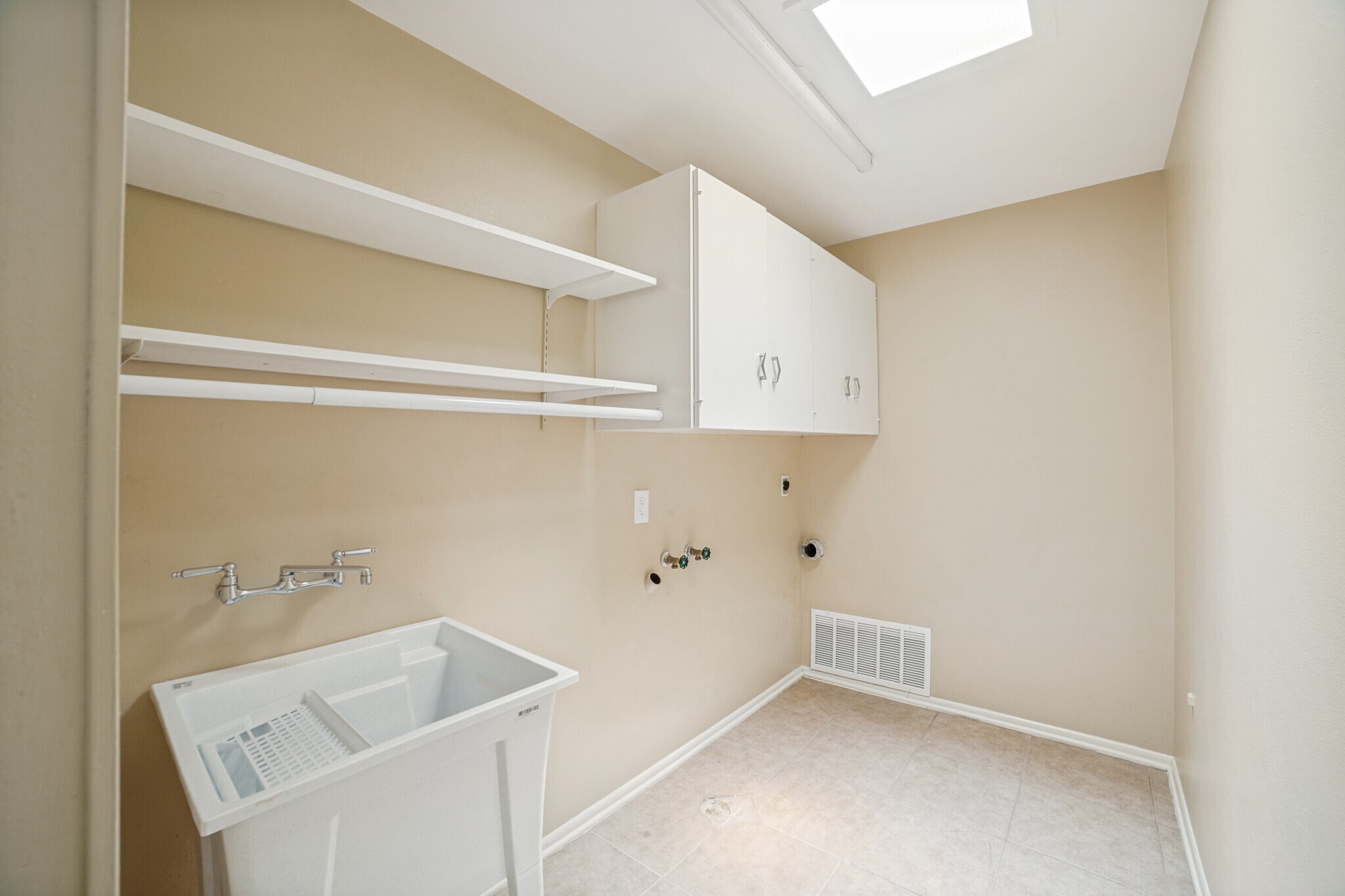 Building Photo - 8390 N Verde Dr