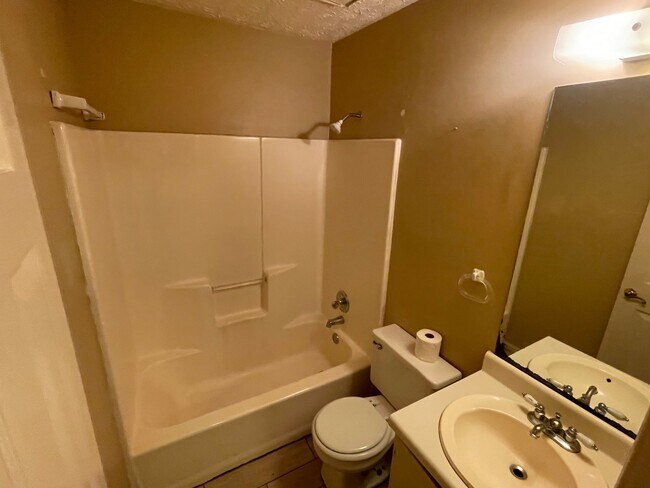 Building Photo - 122 Oriole Dr