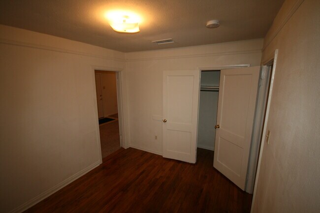 Building Photo - 2121 Rose Dr