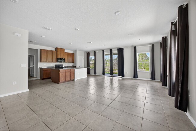 Building Photo - Panther Creek Family Home