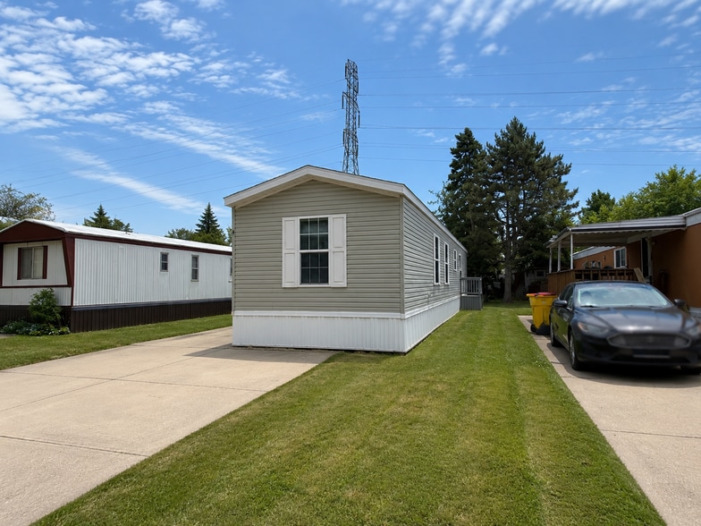 Building Photo - 831 N Pontiac Trail