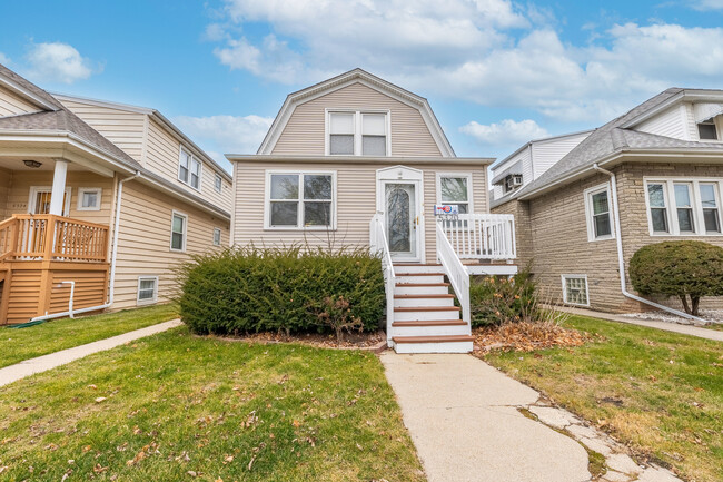 Primary Photo - 5320 W Winnemac Ave