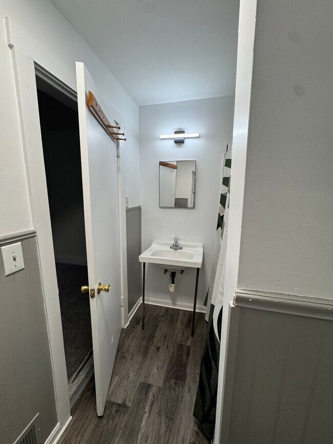 Building Photo - 4-Bedroom Near U-M with Bonus Room | Big Yard & Front Porch | On-site Laundry