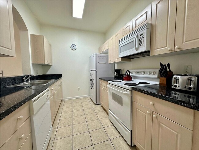 Building Photo - 2300 Silver Palm Dr
