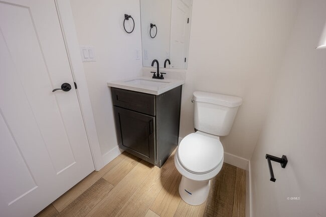 Building Photo - 818 W 7th St