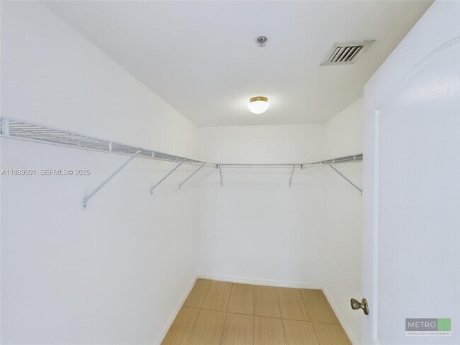 Building Photo - 425 NE 30th St