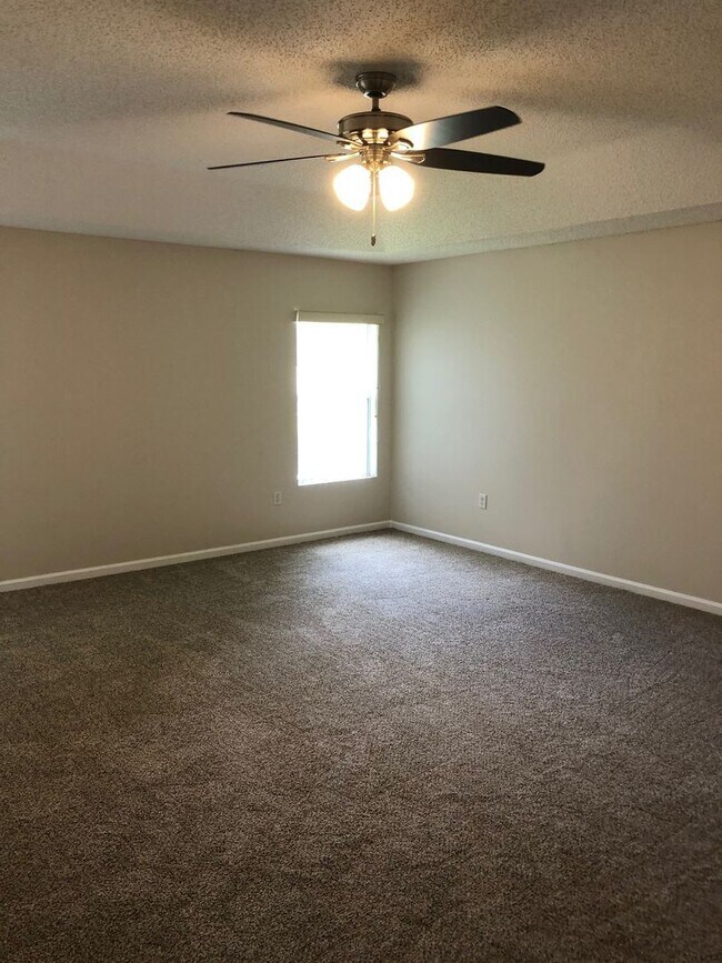 Building Photo - Large 5 Bedroom, 3 Bathroom Single Family ...