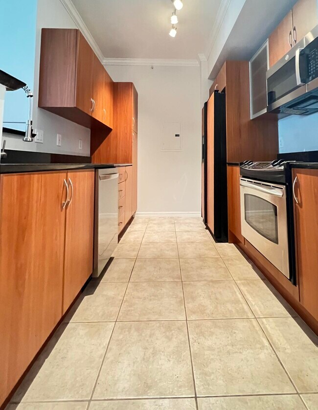 Building Photo - 806 E Windward Way