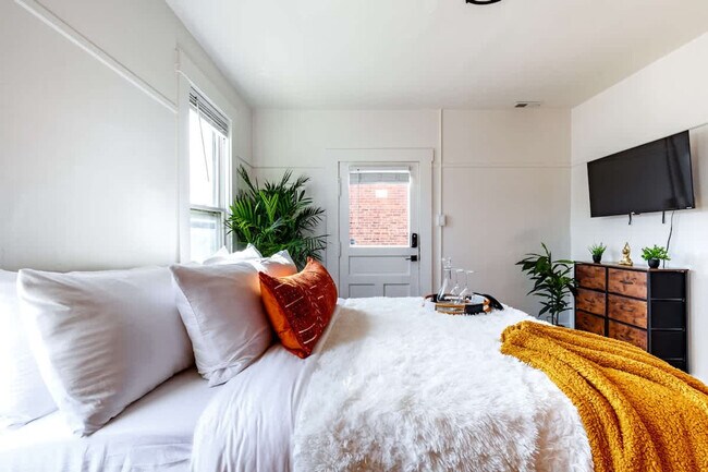 Building Photo - 575 1/2 City Park Avenue-SI ID1265634P