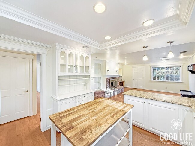 Building Photo - Beautiful 3Bd/2Ba Home On Over an Acre Lot!