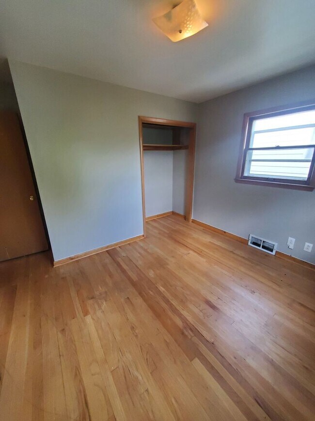 Building Photo - 622 S 68th St
