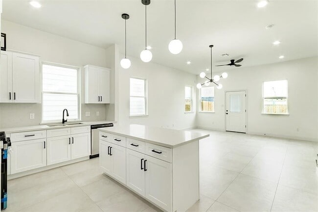 Building Photo - 4006 Bennington St