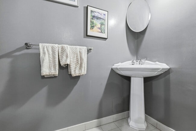 Building Photo - 65 E India Row