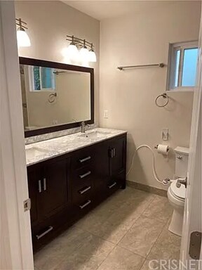 Double sink vanity - 6657 Enfield Ave