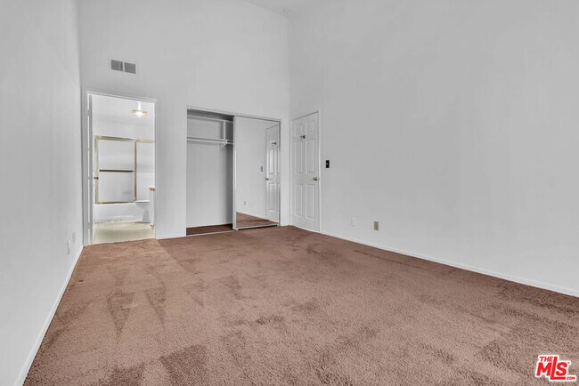 Building Photo - 607 N Rossmore Ave