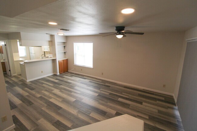 Building Photo - 933 Schertz Pkwy