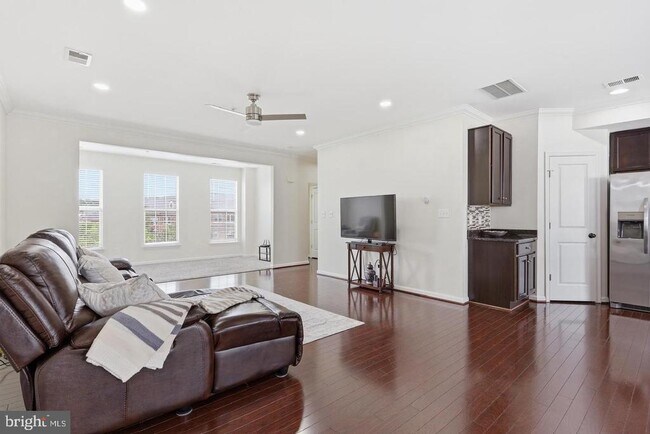 Building Photo - 7931 Crescent Park Dr