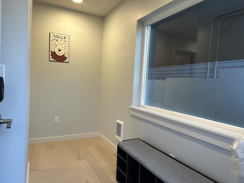 Building Photo - 152 21st Ave E