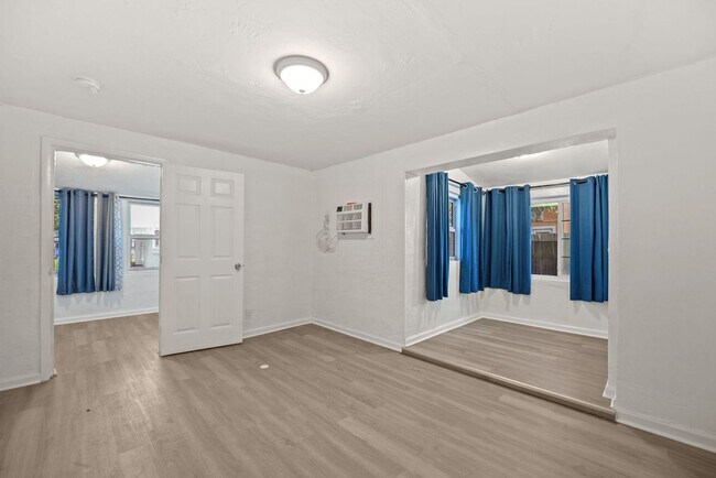 Building Photo - Spacious 1 Bed / 1 Bath Apartment Near Downtown Miami