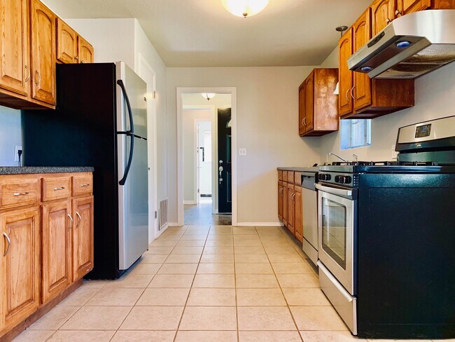 Building Photo - MI Awesome 3BD 2BA Home with HUGE Primary Bedroom in Lakewood Addition!!