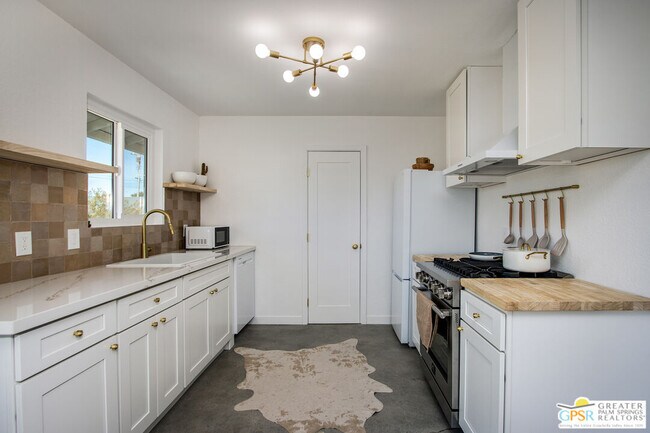Building Photo - 4742 Ave La Flora Desierta