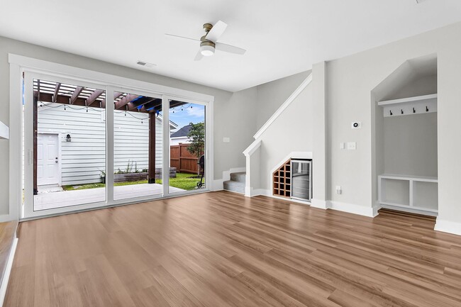 Building Photo - Must see 3 bedroom, 2.5 bath Home in Midto...