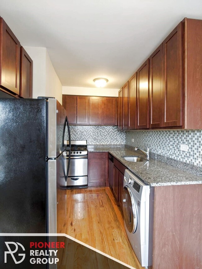 Building Photo - 556 W Arlington Pl