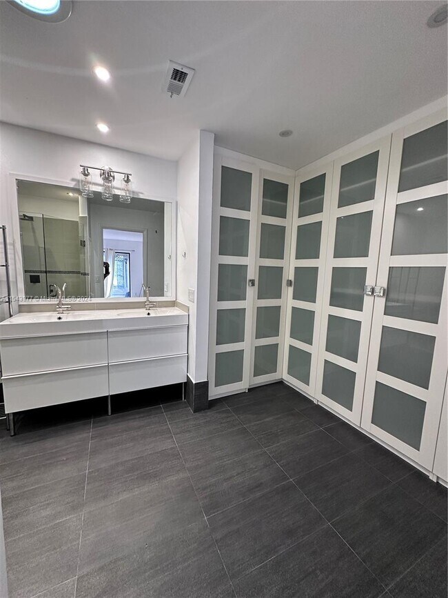 Building Photo - 547 Patio Village Way