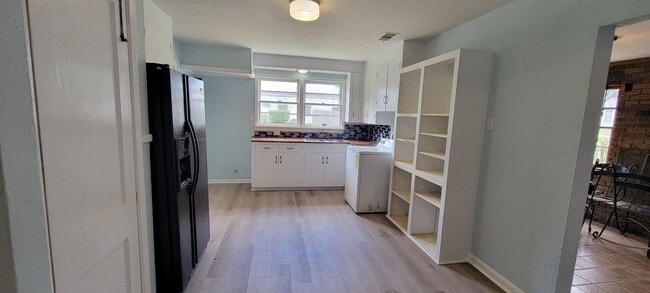 Building Photo - Gorgeous 4 bedroom/1 bath with beautiful k...
