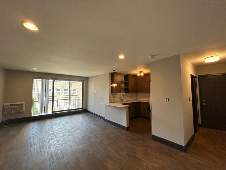 Building Photo - 518 W Wrightwood Ave